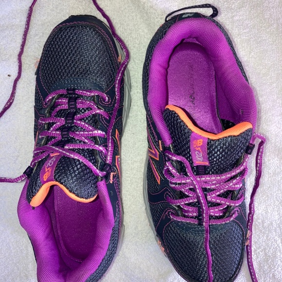 NewBalance Running Shoes - Picture 1 of 5